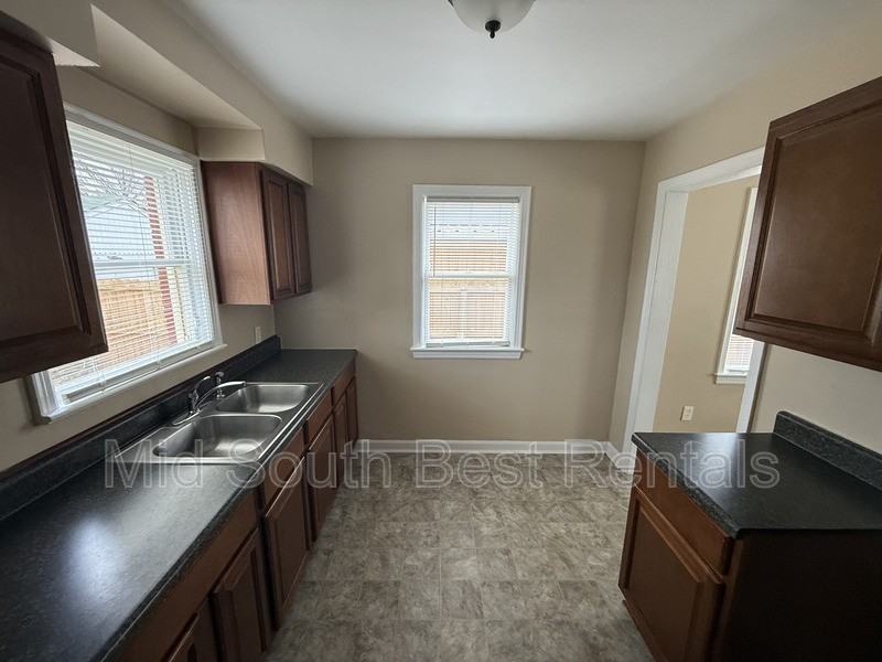 1445 Catherine St - Photo 4 of 16