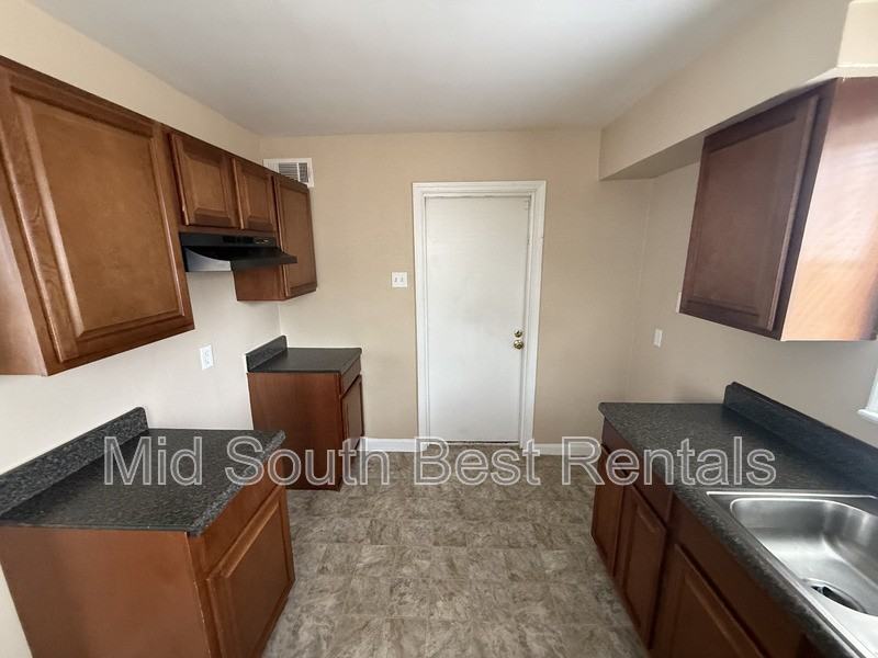 1445 Catherine St - Photo 5 of 16