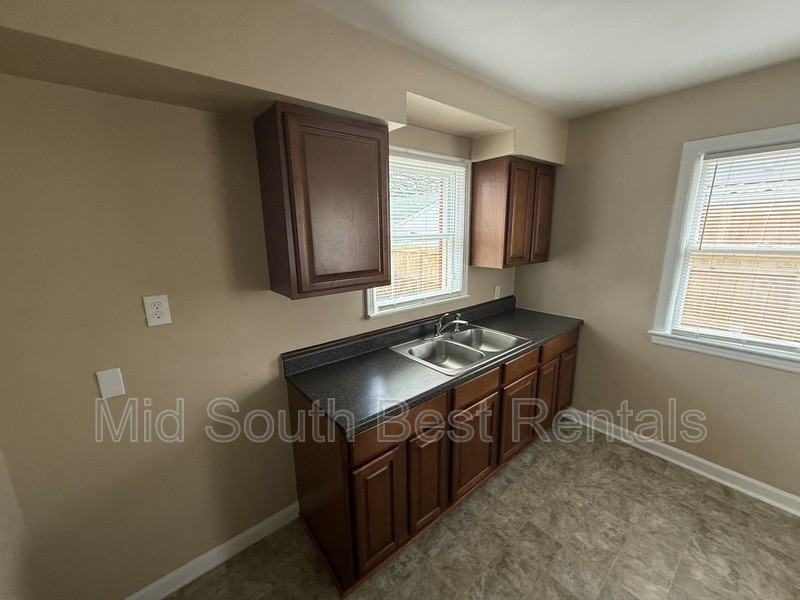 1445 Catherine St - Photo 6 of 16