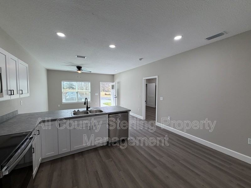 1390 Se Magnolia Loop #104 - Photo 7 of 13