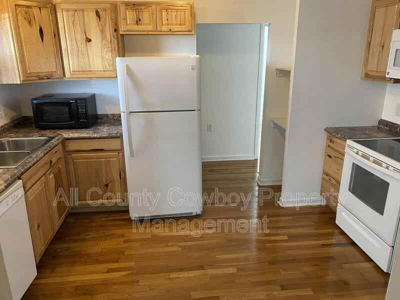 1222 Logan Ave - Photo 3 of 17