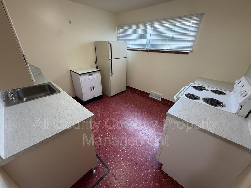 700 W 1st Ave #5 - Photo 3 of 10