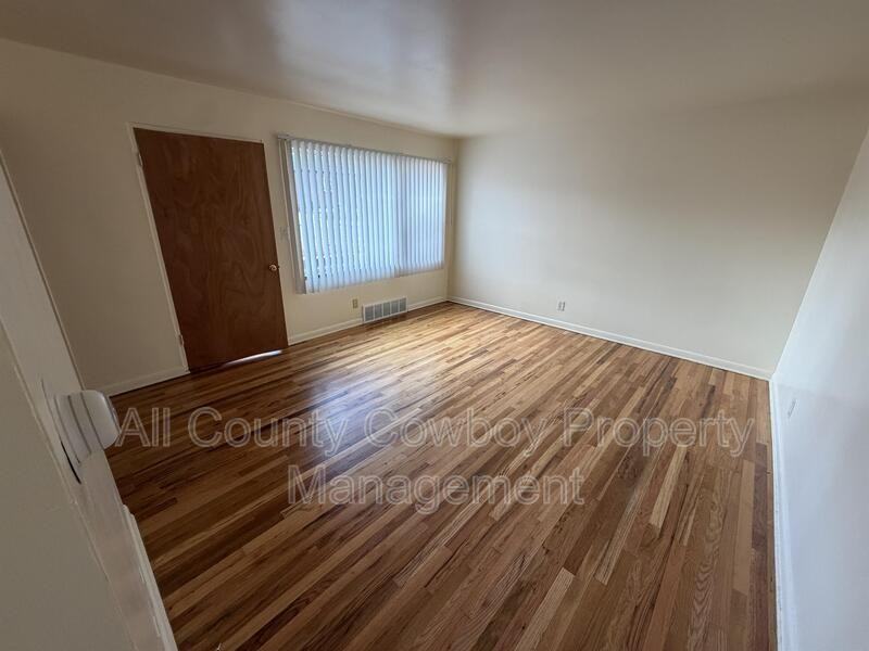 700 W 1st Ave #5 - Photo 4 of 10