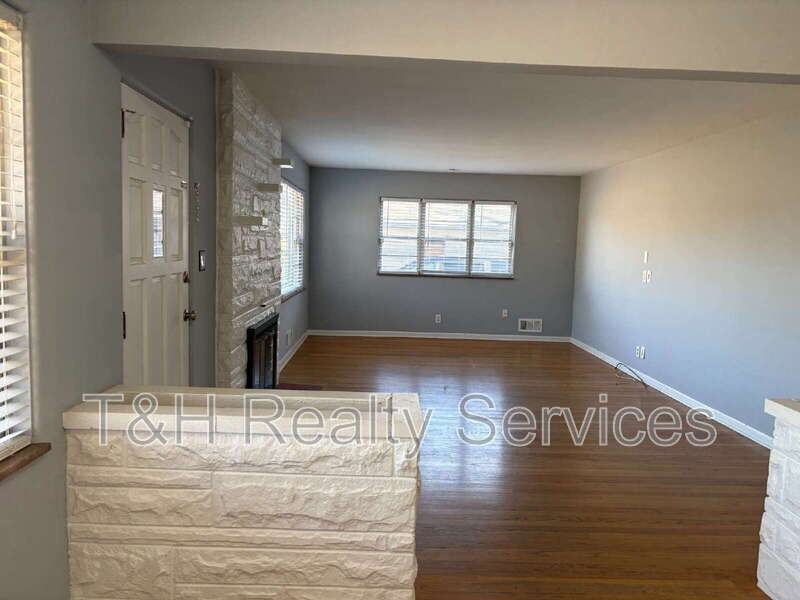 9627 E 10th St - Photo 4 of 16