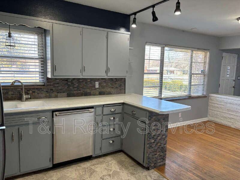 9627 E 10th St - Photo 5 of 16