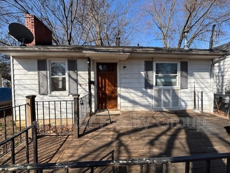 3762 Parthenia Ave - Photo 2 of 26