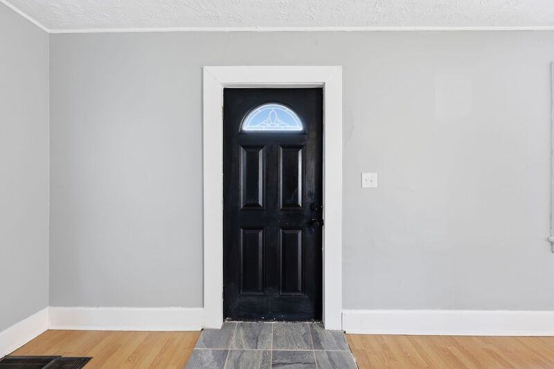 1452 Summit St - Photo 2 of 27