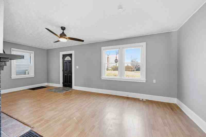 1452 Summit St - Photo 3 of 27