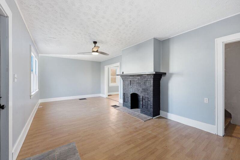 1452 Summit St - Photo 4 of 27