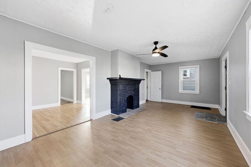 1452 Summit St - Photo 5 of 27