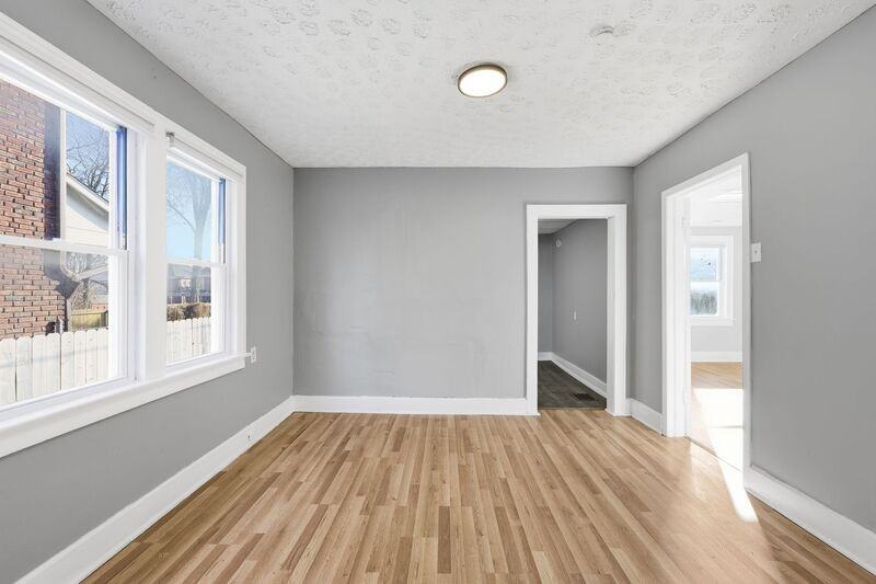 1452 Summit St - Photo 6 of 27