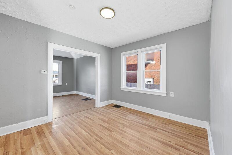 1452 Summit St - Photo 7 of 27