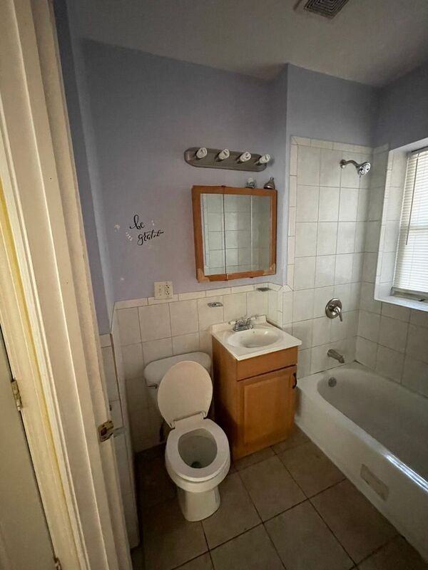 1402 N Avers Ave #2 - Photo 3 of 3
