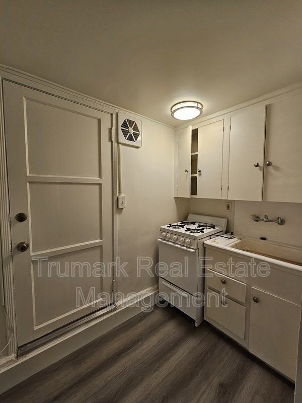 2405 Honolulu Ave #A - Photo 4 of 5