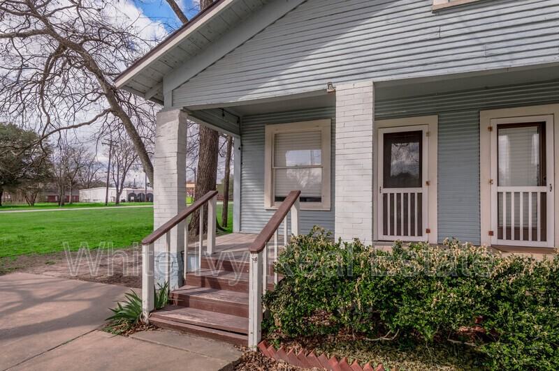 254 Railroad St - Photo 3 of 25