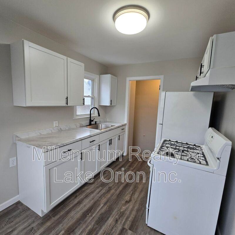 353 South Blvd W - Photo 4 of 18