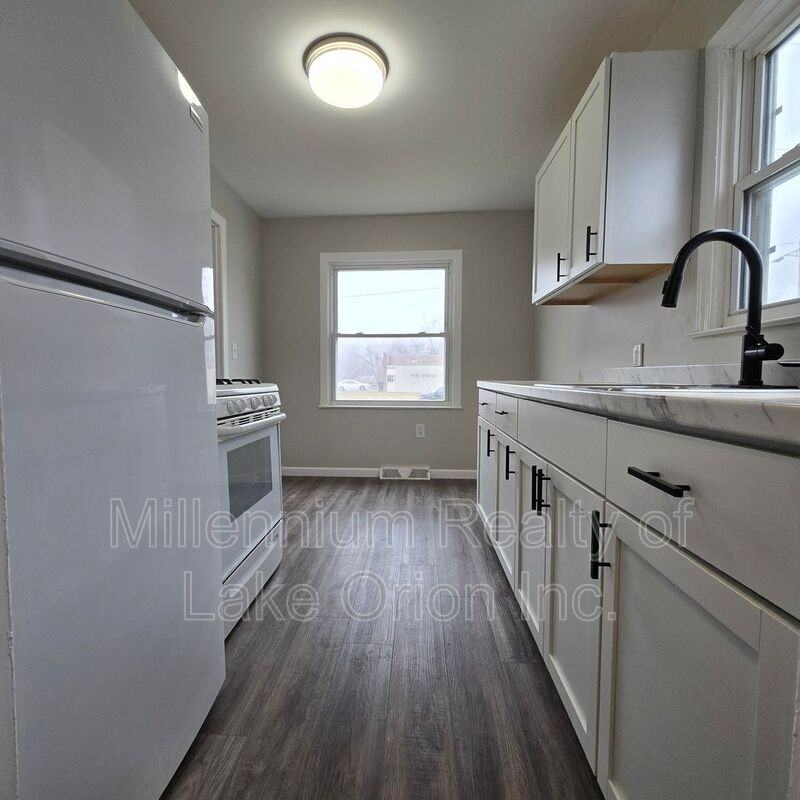 353 South Blvd W - Photo 5 of 18