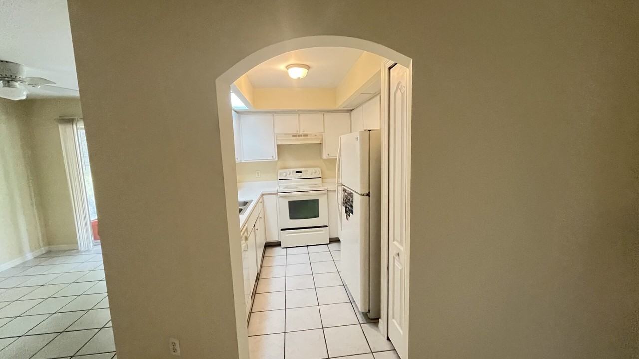 2227 Northeast 6th Street - Photo 4 of 32