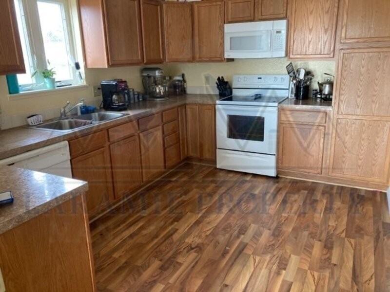 1205 Boswell Dr - Photo 4 of 10