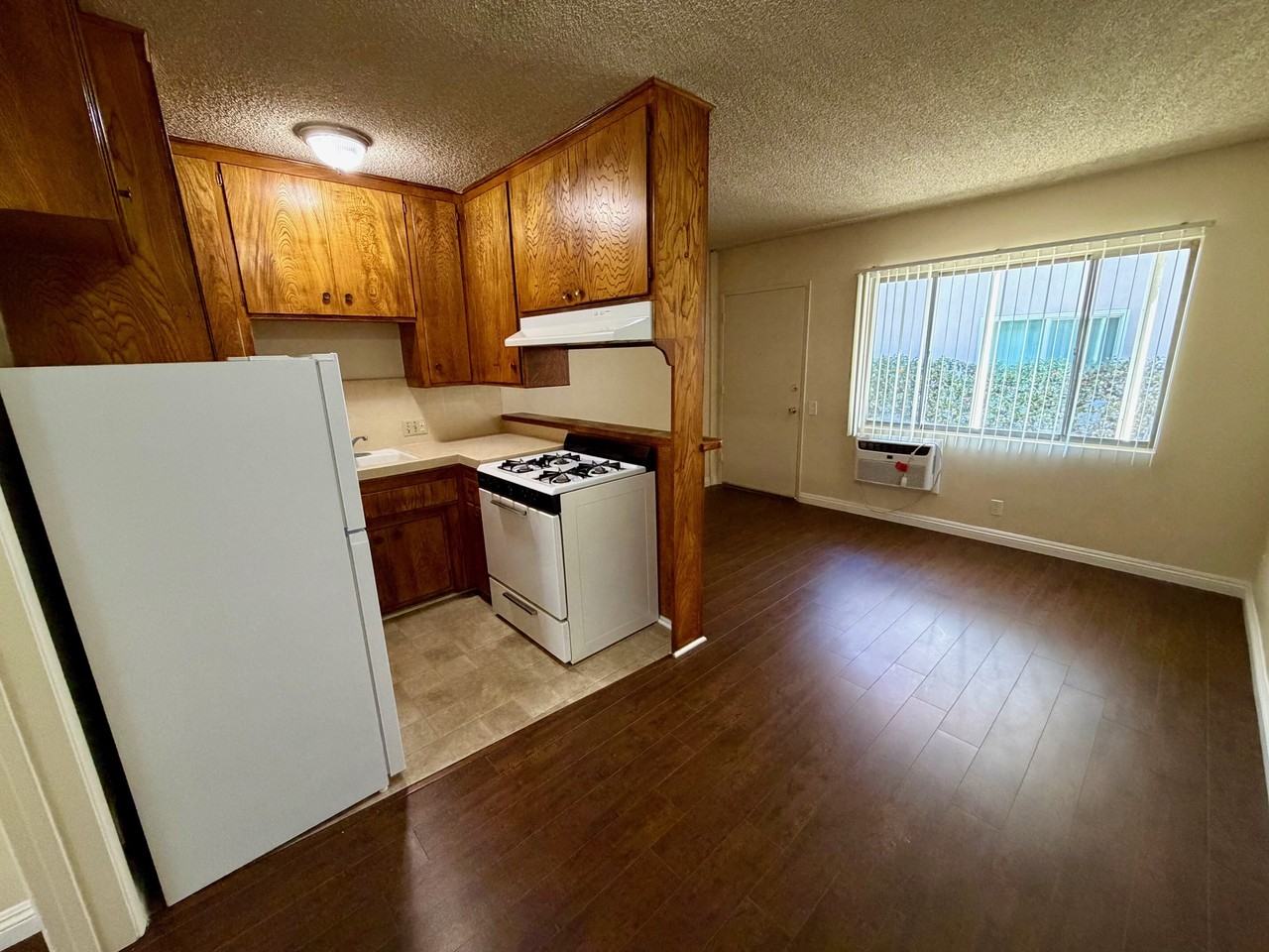 5920 GOLDENWEST AVE. (194) - Photo 7 of 16