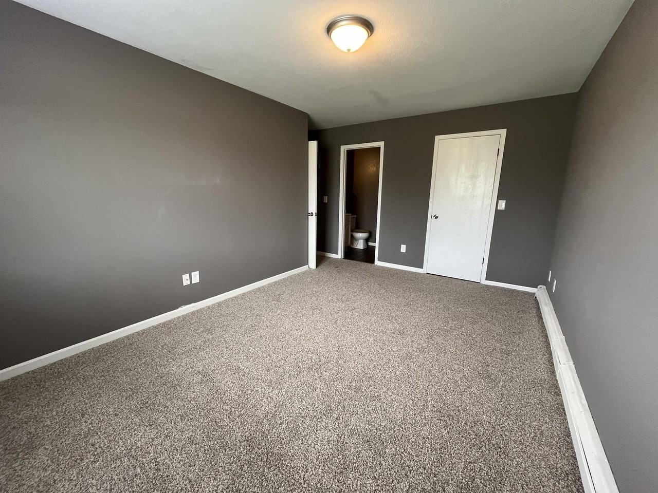 1048 Abbey Court - Photo 4 of 7