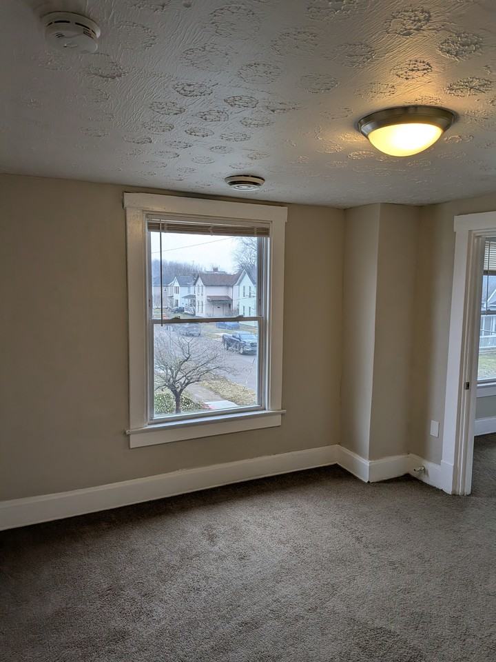 403 Maple Avenue - Photo 4 of 12