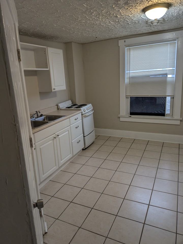 403 Maple Avenue - Photo 5 of 12