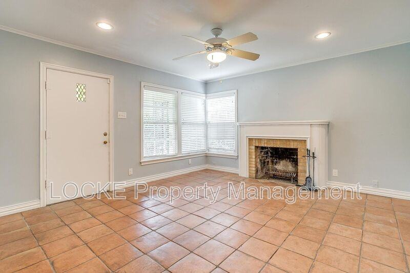 3528 Rogers Ave - Photo 4 of 28