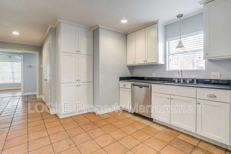 3528 Rogers Ave - Photo 5 of 24
