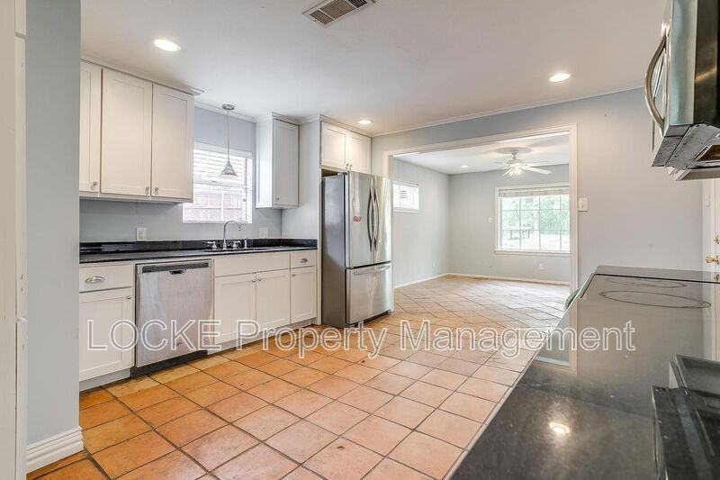 3528 Rogers Ave - Photo 3 of 24