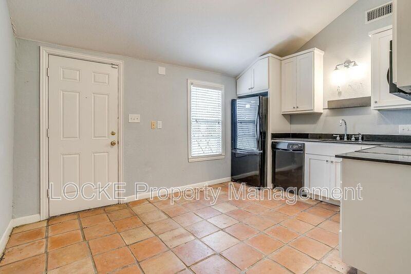 3528 Rogers Ave - Photo 7 of 24