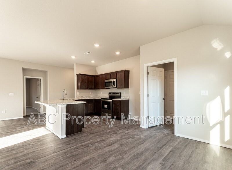 4405 Sw Sackett Ave - Photo 4 of 21