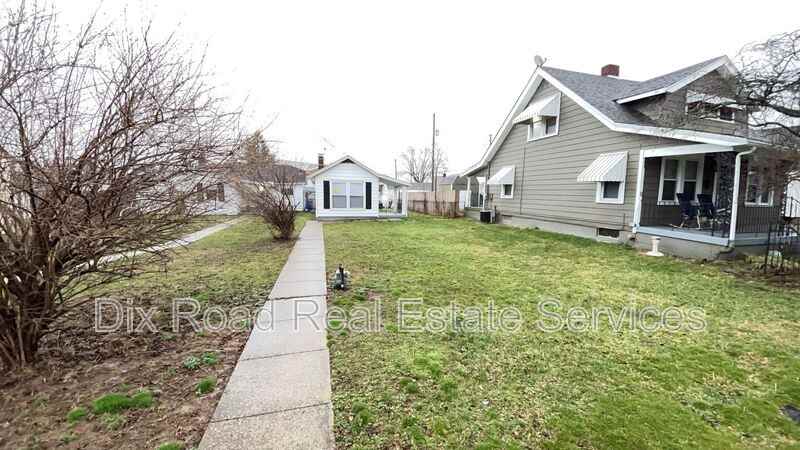 1326 Campbell Ave - Photo 3 of 16