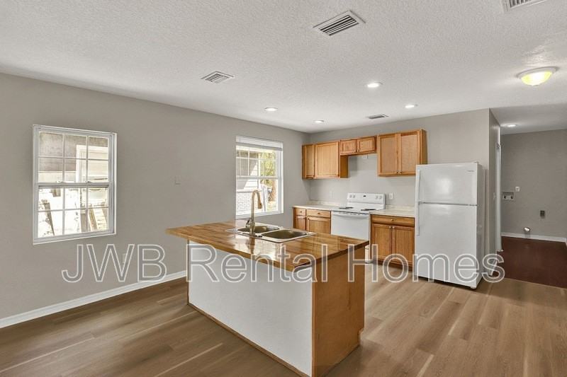 1728 W 6th St - Photo 2 of 27