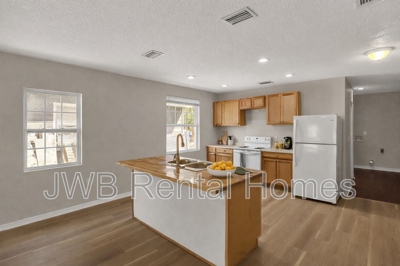 1728 W 6th St - Photo 4 of 27