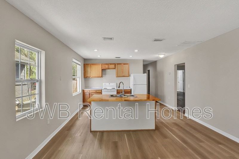 1728 W 6th St - Photo 5 of 27