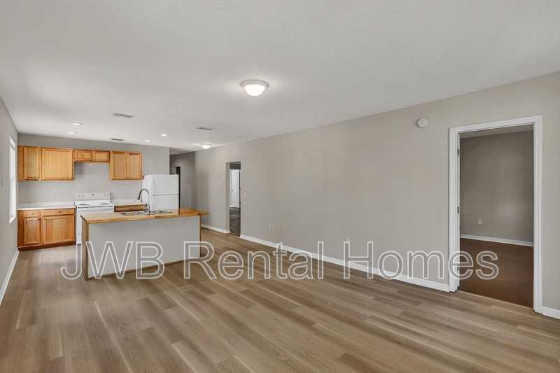 1728 W 6th St - Photo 6 of 27