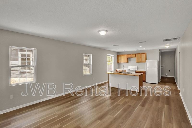 1728 W 6th St - Photo 7 of 27