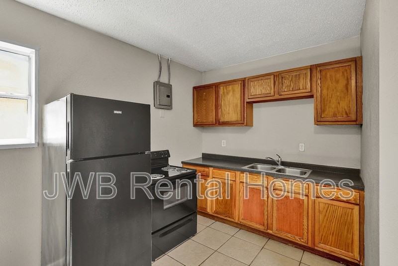 1943 Hardee St - Photo 2 of 14