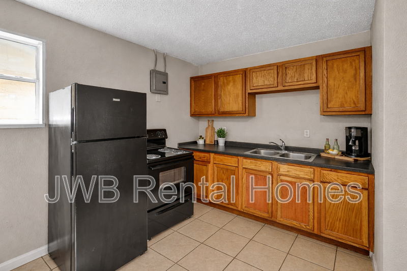 1943 Hardee St - Photo 4 of 14