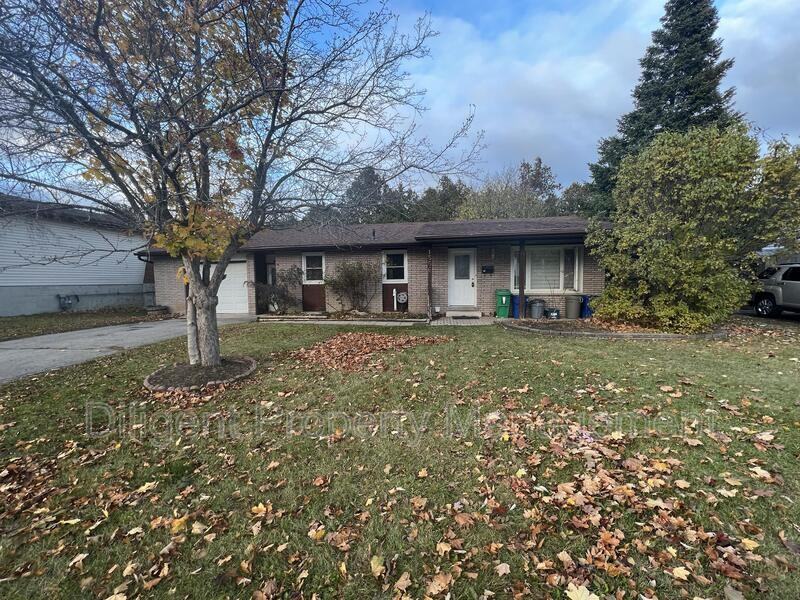 1556 Redwood Dr - Photo 2 of 7