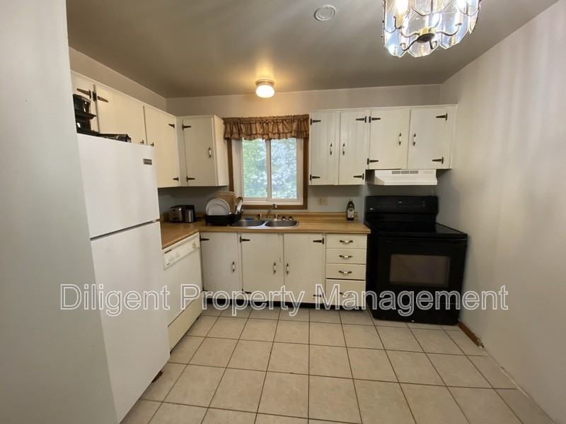 1556 Redwood Dr - Photo 3 of 7