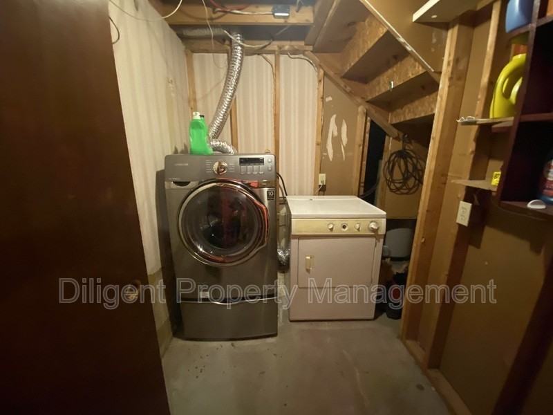 1556 Redwood Dr - Photo 5 of 7