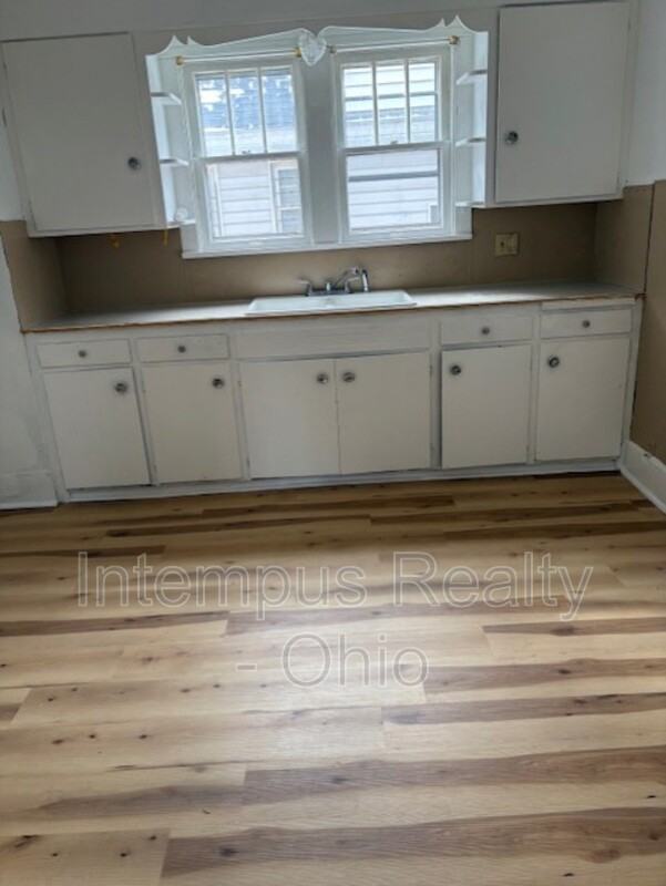 633 Cassius Ave #1 - Photo 3 of 7