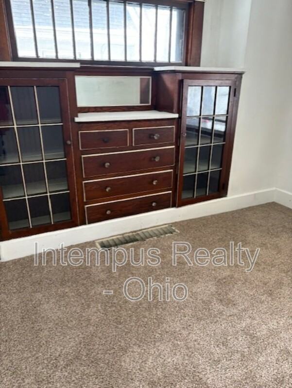 633 Cassius Ave #1 - Photo 4 of 7