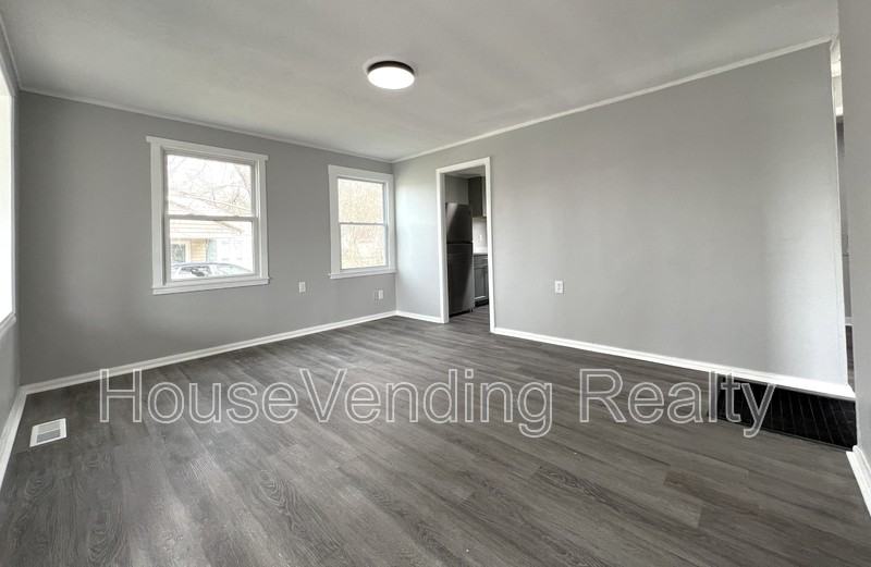 318 Main Rd - Photo 4 of 16