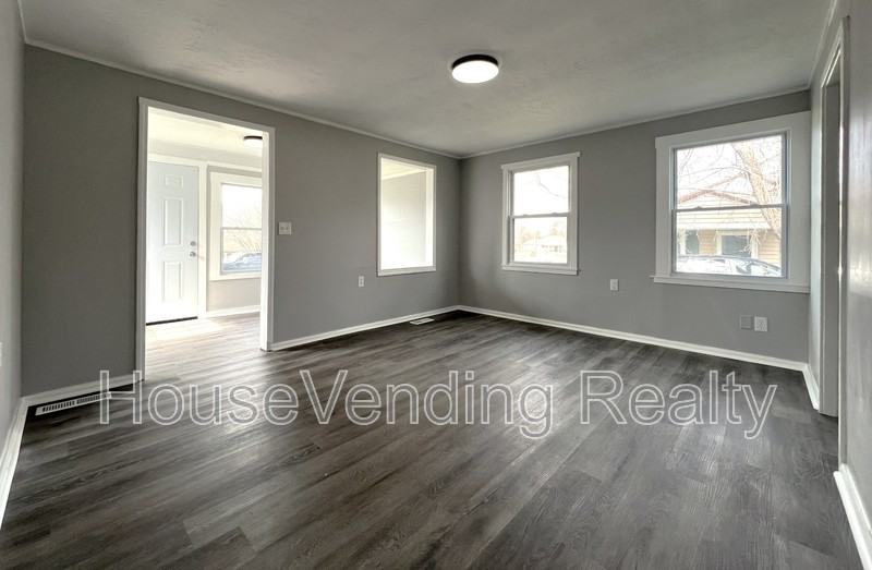 318 Main Rd - Photo 5 of 16