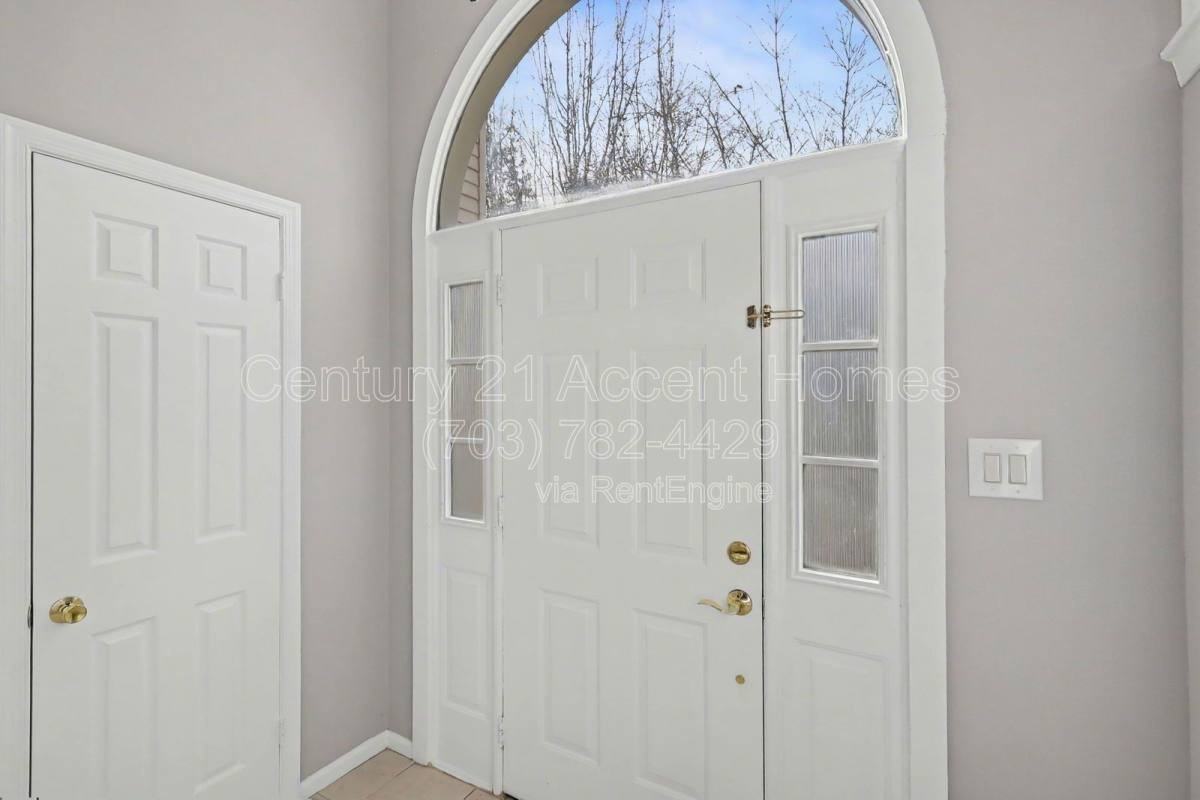 5803 Walden Commons Ct - Photo 3 of 10