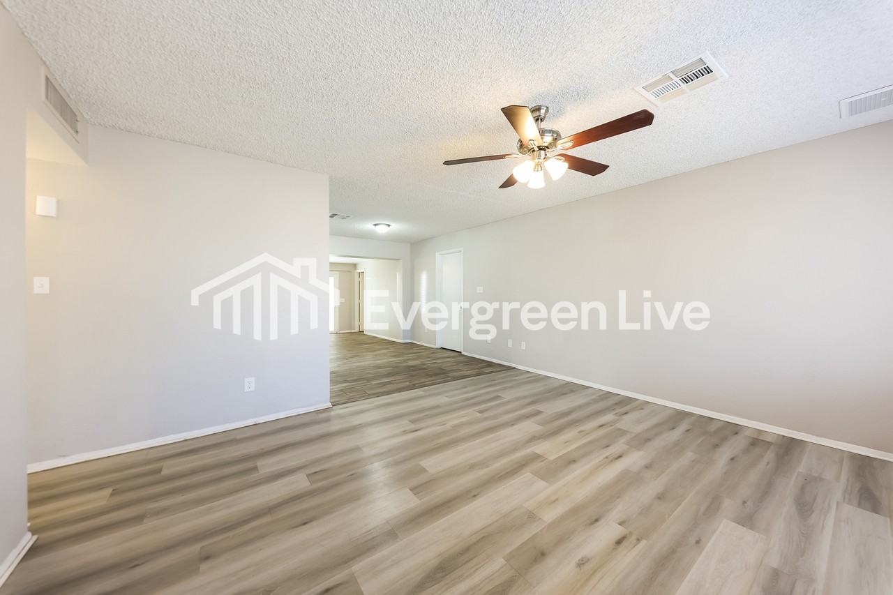 10431 W Echo Ln - Photo 2 of 15