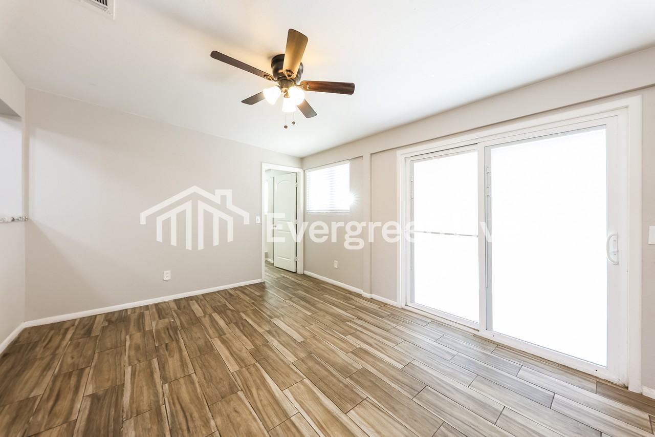 10431 W Echo Ln - Photo 4 of 15